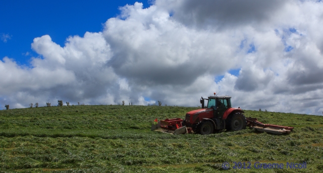 Knocking down silage