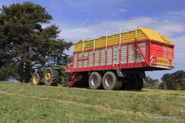 This year we are picking up our silage with a jumbo sized silage wagon, so far so good.